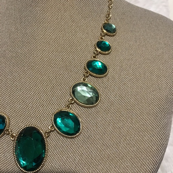 đź”´ Green and Gold Statement Necklace - Picture 4 of 7
